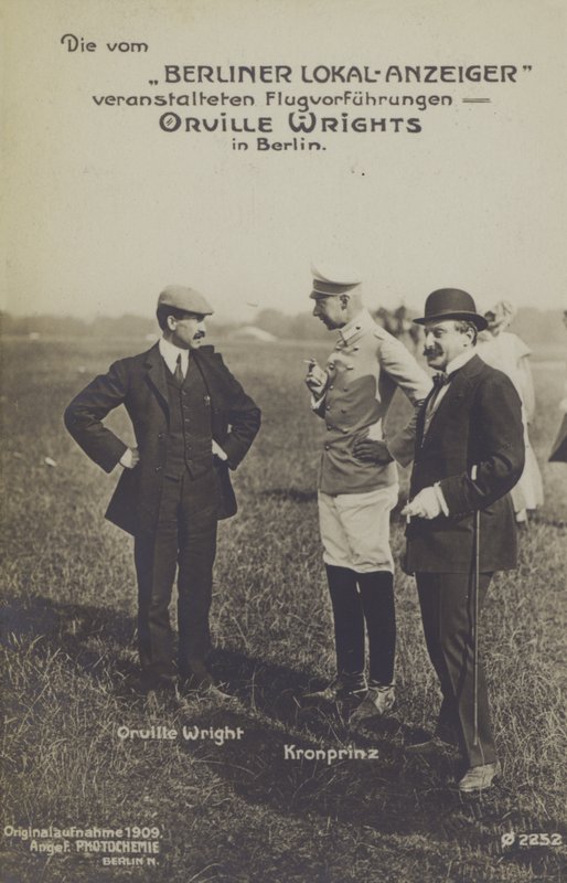 Amerikkalainen lentäjä Orville Wright juttelee Saksan kruununprinssi Wilhelmin kanssa vieraillessaan Berliinissä (m/v kuva) tekijältä Photographer German