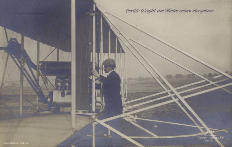 Amerikkalainen lentäjä Orville Wright tarkastamassa lentokoneensa moottoria (m/w kuva) tekijältä Photographer German