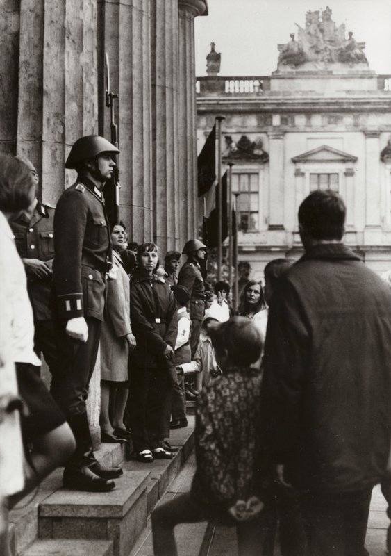 Fasismin ja militarismin uhrien muistomerkillä Kansallisen kansanarmeijan sotilaat kunnioittavat rauhan ja sosialismin pioneereja (m/v kuva) tekijältä Photographer German