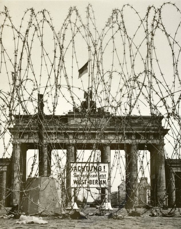 Piikkilanka Brandenburgin portin edessä, Berliini, Saksa, liittoutuneiden miehittämän kaupungin toisen maailmansodan jälkeen (m/w kuva) tekijältä Photographer German