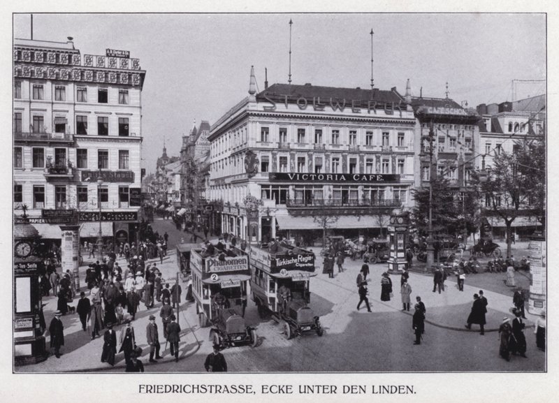 Berliini: Friedrichstrasse, kulma Unter den Linden (m/w kuva) tekijältä Photographer German