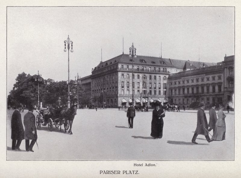 Berliini: Pariser Platz (m/w kuva) tekijältä Photographer German