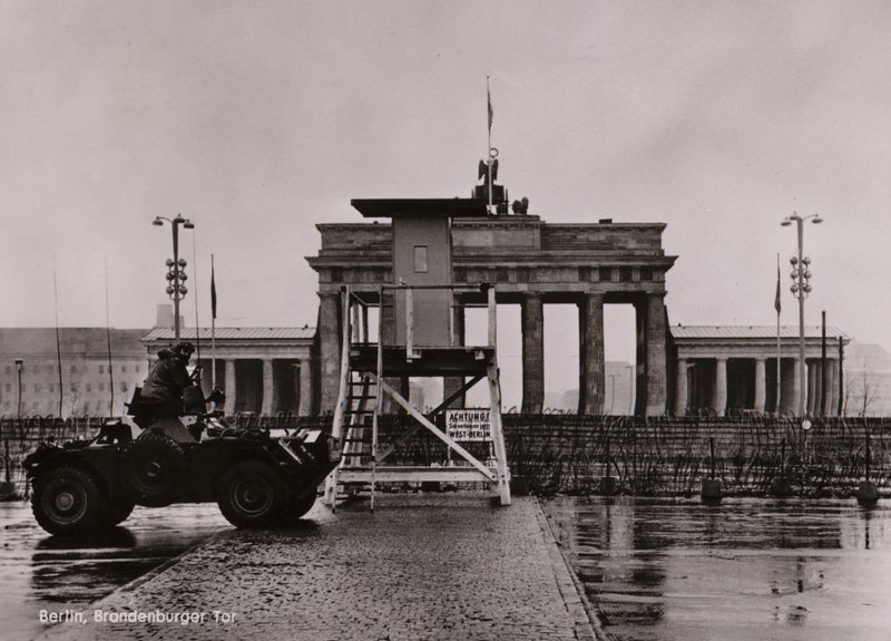 Brittiläinen panssaroitu auto Itä- ja Länsi-Berliinin rajalla Brandenburgin portilla (b/w kuva) tekijältä Photographer German