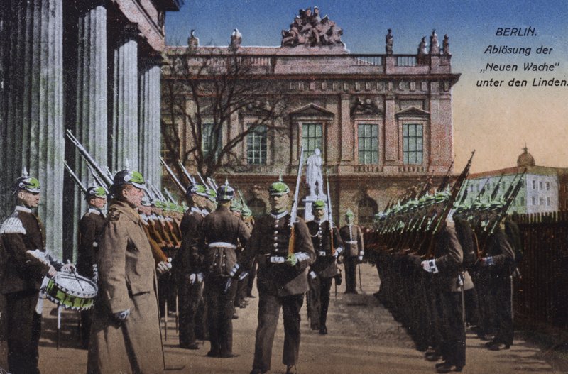 Vartijan vaihto Neue Wachessa, Unter den Lindenissä, Berliinissä, Saksassa (värillinen kuva) tekijältä Photographer German