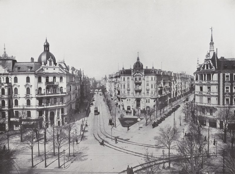 Charlottenburg, Kurfürstendamm, Uhlandstrassen ja Grolmanstrassen kulma (m/w kuva) tekijältä Photographer German