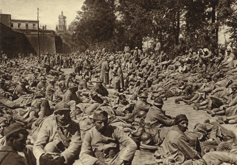 Keräyspiste Laonin linnoituksessa Ranskassa ranskalaisille vangeille, jotka vangittiin Saksan keväthyökkäyksessä, ensimmäisessä maailmansodassa tekijältä Photographer German