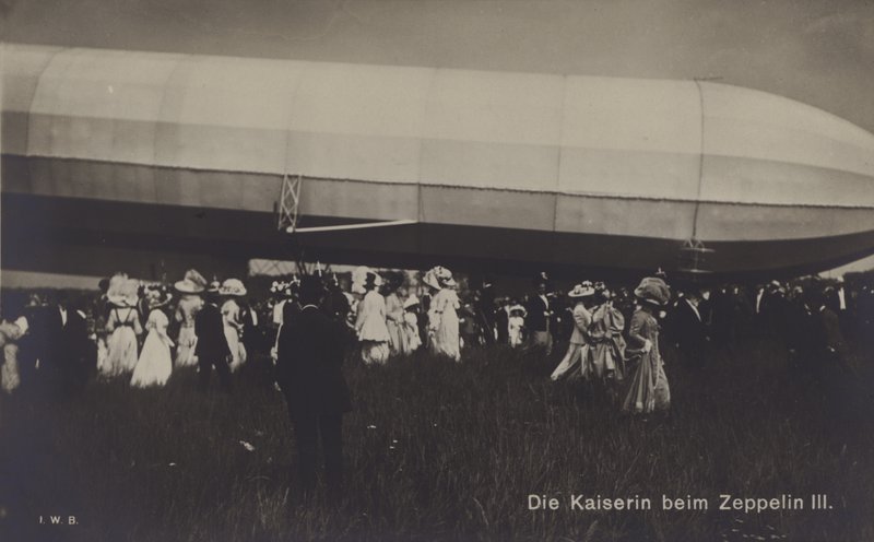 Saksan keisarinna Victoria Augusta Zeppelin LZ III:lla (b/w kuva) tekijältä Photographer German