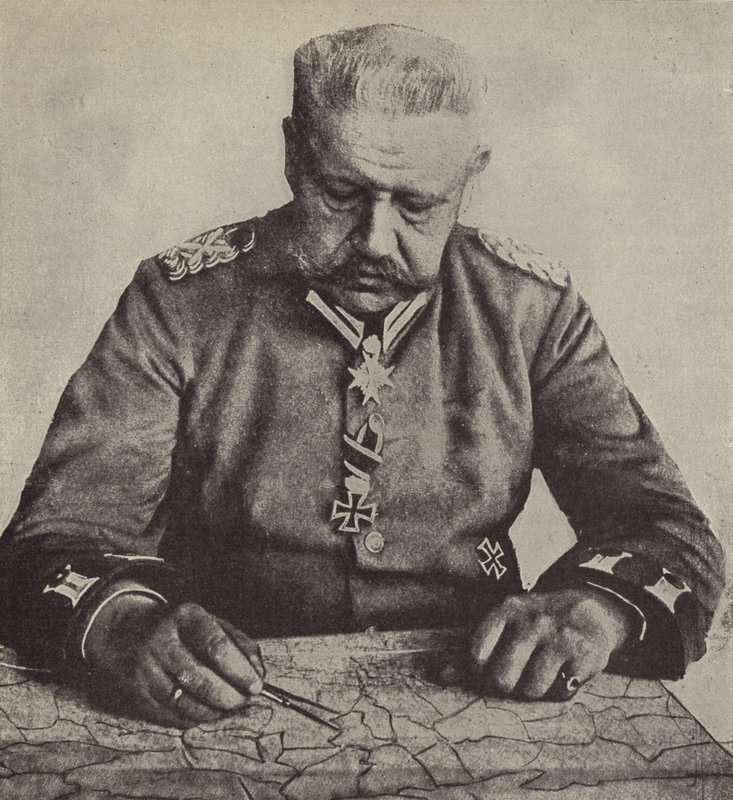 Kenttämarsalkka von Hindenburg tutkii karttaa (m/v kuva) tekijältä Photographer German