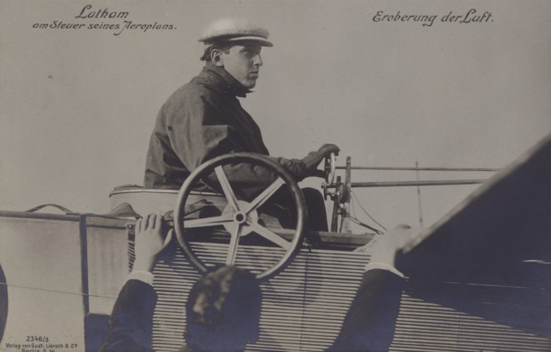 Ranskalainen lentäjä Hubert Latham lentokoneensa ohjaimissa (m/v kuva) tekijältä Photographer German