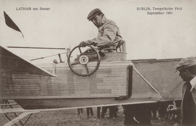 Ranskalainen lentäjä Hubert Latham lentokoneensa ohjaimissa, Tempelhofin lentokentällä, Berliinissä, syyskuussa 1909 (b/w kuva) tekijältä Photographer German