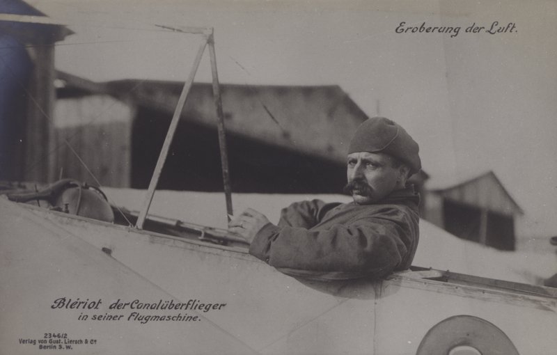 Ranskalainen lentäjä Louis Bleriot, joka lensi ensimmäisenä Englannin kanaalin yli, yksitasolla (m/w kuva) tekijältä Photographer German