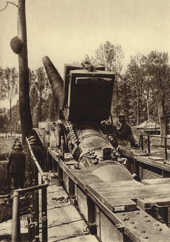 Saksalainen 380 mm:n rautatietykki, jota käytettiin Verdunin ja Dunkerquen pommituksissa Ranskassa ensimmäisessä maailmansodassa tekijältä Photographer German