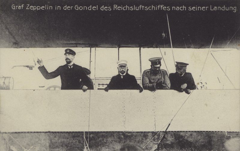 Saksalainen ilmalaivarakentaja Graf Ferdinand von Zeppelin yhden ilmalaivansa gondolissa laskeutumisen jälkeen (m/v kuva) tekijältä Photographer German