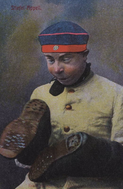 Saksalainen sotilas katselee saappaidensa pohjaa (värillinen kuva) tekijältä Photographer German