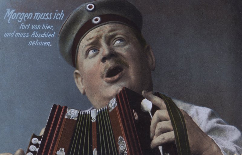 Saksalainen sotilas soittaa harmonikkaa (värillinen kuva) tekijältä Photographer German