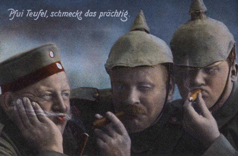 Saksalaiset sotilaat nauttivat sikareista (värillinen kuva) tekijältä Photographer German