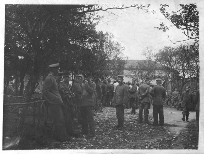 Saksalaiset sotilaat kylässä tai kaupungin aukiolla (b/w kuva) tekijältä Photographer German