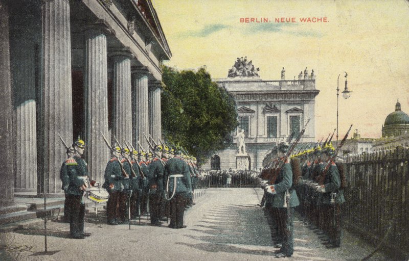 Saksalaiset sotilaat paraatissa Neue Wachen ulkopuolella, Berliini (värillinen kuva) tekijältä Photographer German