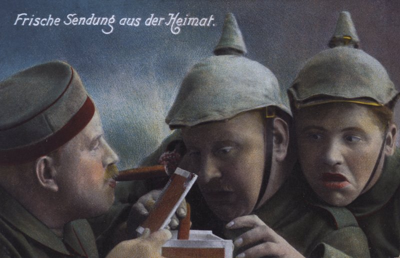 Saksalaiset sotilaat vastaanottavat sikaripaketin kotoa (värillinen kuva) tekijältä Photographer German