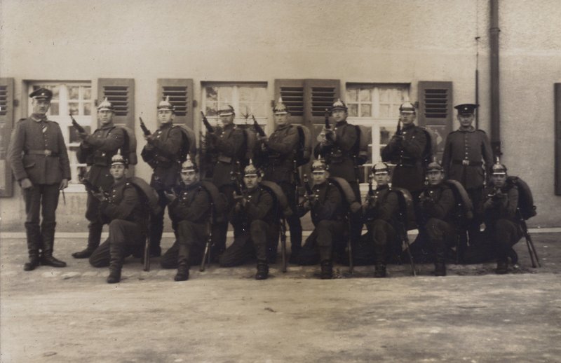 Saksan armeijan jalkaväen sotilaiden ryhmä (m/v kuva) tekijältä Photographer German