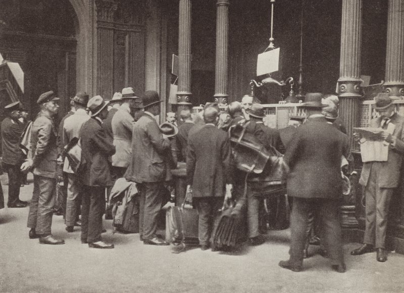 Hyperinflaatio Weimarissa Saksassa: yleisön jäsenet jonossa Berliinin Reichsbankin ulkopuolella matkalaukkujen kanssa kantamaan rahojaan, heinäkuu 1923 (m/v kuva) tekijältä Photographer German