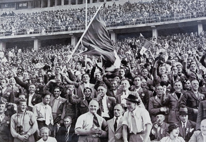 Italialaiset fanit tukevat urheilijoitaan olympialaisten stadionilla Berliinissä, Saksassa tekijältä Photographer German
