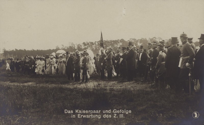 Keisari Wilhelm II ja Saksan keisarinna Victoria Augusta ja heidän seurueensa odottamassa Zeppelin LZ III:n saapumista (m/v kuva) tekijältä Photographer German