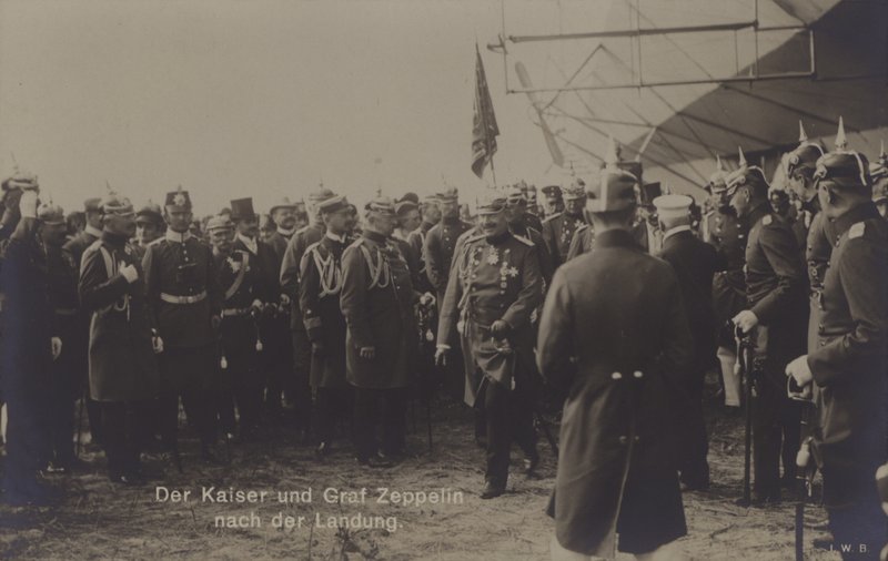 Keisari Wilhelm II ja saksalainen ilmalaivojen rakentaja Graf Ferdinand von Zeppelin yhden Zeppelinin ilmalaivan laskeutumisen jälkeen (m/v kuva) tekijältä Photographer German
