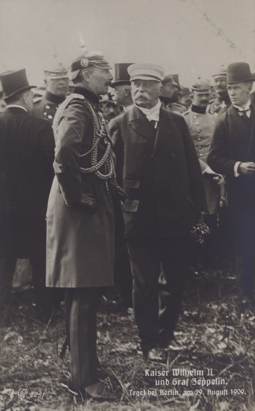 Keisari Wilhelm II ja saksalainen ilmalaivarakentaja Graf Ferdinand von Zeppelin Tegelin lentokentällä Berliinissä 29. elokuuta 1909 (b/w kuva) tekijältä Photographer German