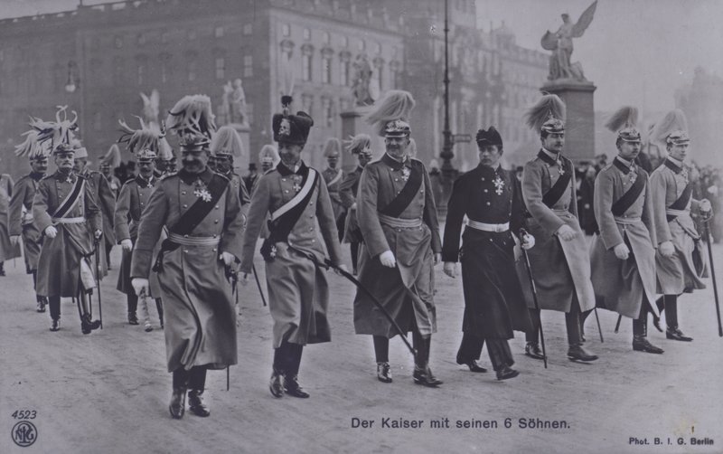 Saksan keisari Wilhelm II ja hänen kuusi poikaansa sotilasunivormuissa (m/v kuva) tekijältä Photographer German