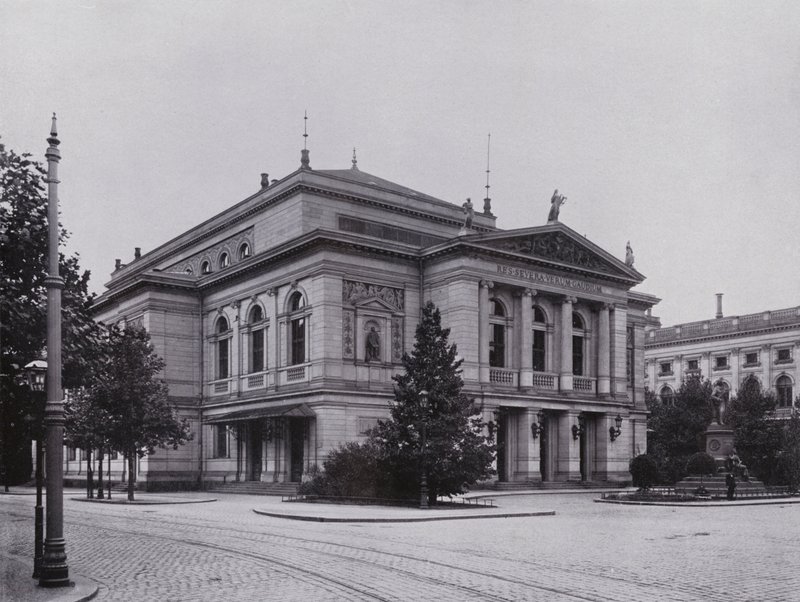 Leipzig: Gewandhaus ja Mendelssohnin muistomerkki (m/w kuva) tekijältä Photographer German