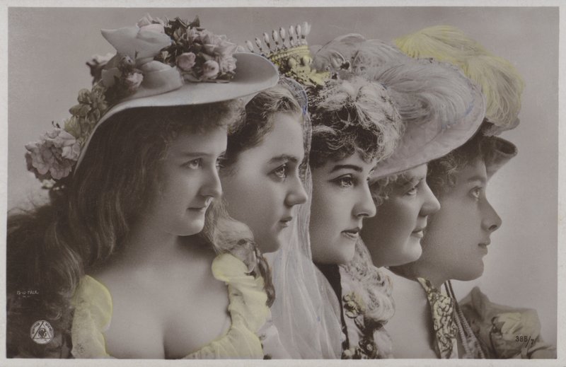 Naisten rivi historiallisessa mekossa (värikuva) tekijältä Photographer German