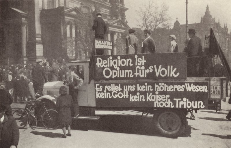 Kuorma-auto on täynnä kommunistisia iskulauseita Berliinin kaduilla Saksassa tekijältä Photographer German