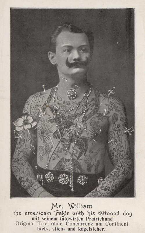 Herra William, amerikkalainen fakiiri tatuoidun koiransa kanssa (m/w kuva) tekijältä Photographer German
