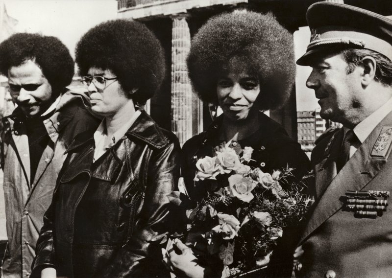 Syyskuun 11. päivänä 1972 Saksan demokraattisen tasavallan kansallisen kansanarmeijan sotilaat toivottivat sydämellisesti tervetulleeksi rohkean amerikkalaisen kommunistin ja kansalaisoikeuksien puolustajan Angela Davisin Brandenburgin portilla (m/v kuva) tekijältä Photographer German