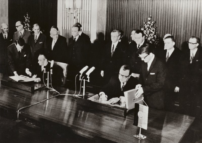 26. toukokuuta 1972 Saksan demokraattisen tasavallan ja Saksan liittotasavallan ensimmäinen valtiosopimus allekirjoitettiin liikennesopimus DDR:n pääkaupungissa Berliinissä (m/v kuva) tekijältä Photographer German