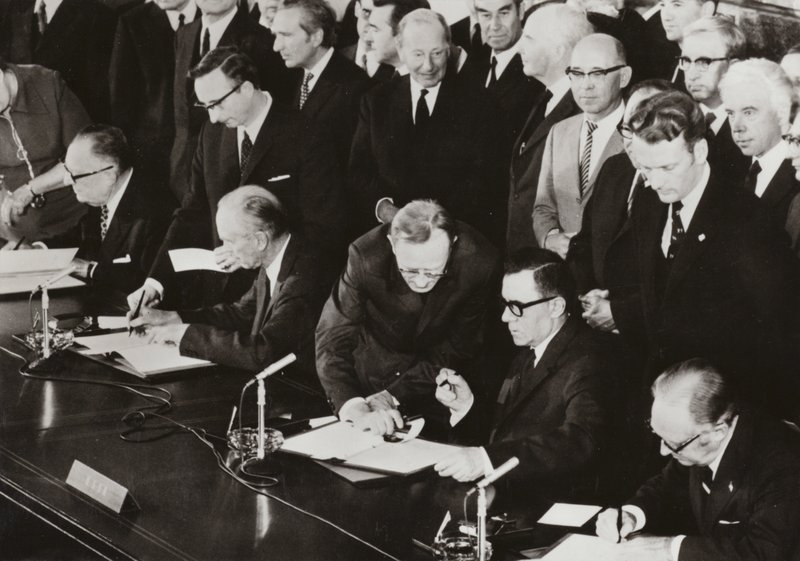 Neljän valtion ulkoministerit allekirjoittivat 3. kesäkuuta 1972 Länsi-Berliinin nelipuolisen sopimuksen lopullisen pöytäkirjan rakennuksessa, jota aiemmin liittoutuneiden valvontaneuvosto käytti Länsi-Berliinin amerikkalaisella sektorilla (m/v kuva) tekijältä Photographer German