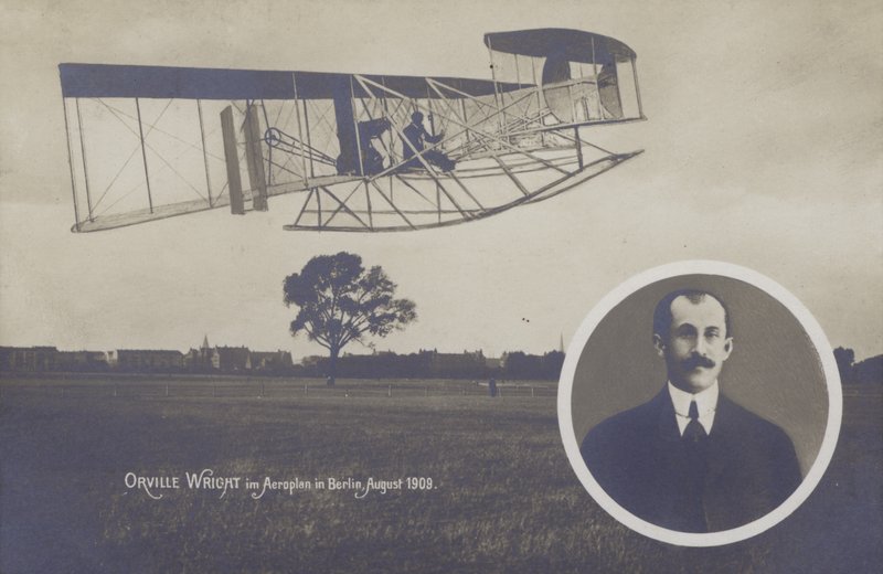 Orville Wright lentää lentokoneella Berliinissä elokuussa tekijältä Photographer German