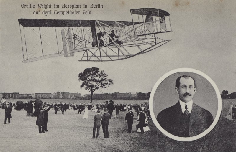 Orville Wright lentää lentokoneella Temelhofin lentokentän yllä Berliinissä (m/v kuva) tekijältä Photographer German