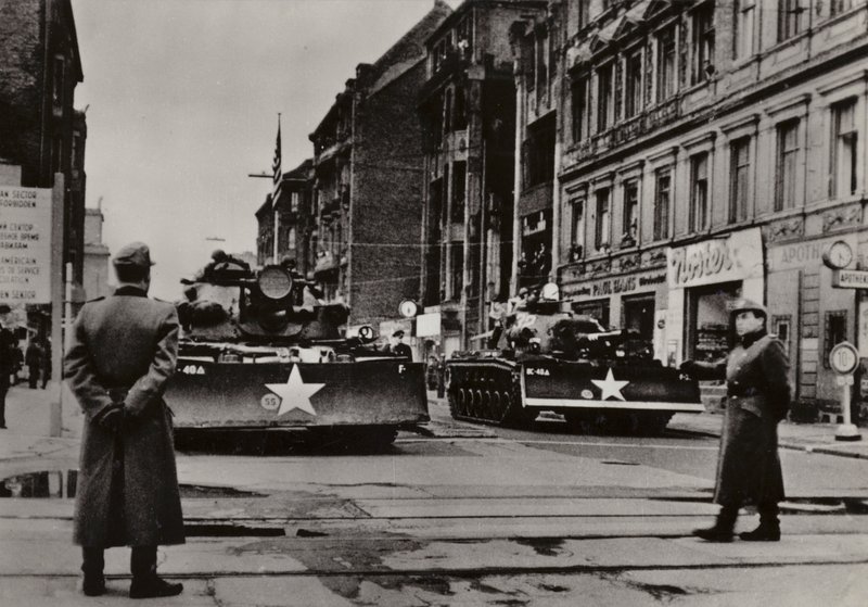 Erityisen vakavat provokaatiot aloitettiin 24. - 28. lokakuuta 1961, kun raskaasti aseistetut Yhdysvaltain sotilaat, panssarivaunujen tukemana, loukkasivat toistuvasti Saksan demokraattisen tasavallan osavaltion rajaa (b/w kuva) tekijältä Photographer German