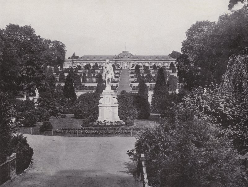 Potsdam, Frederick Suuren muistomerkki ja näkymä Sanssoucin palatsille (m/v kuva) tekijältä Photographer German