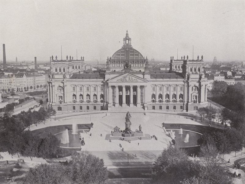 Reichstag-rakennus ja Bismarck-monumentti (m/w kuva) tekijältä Photographer German