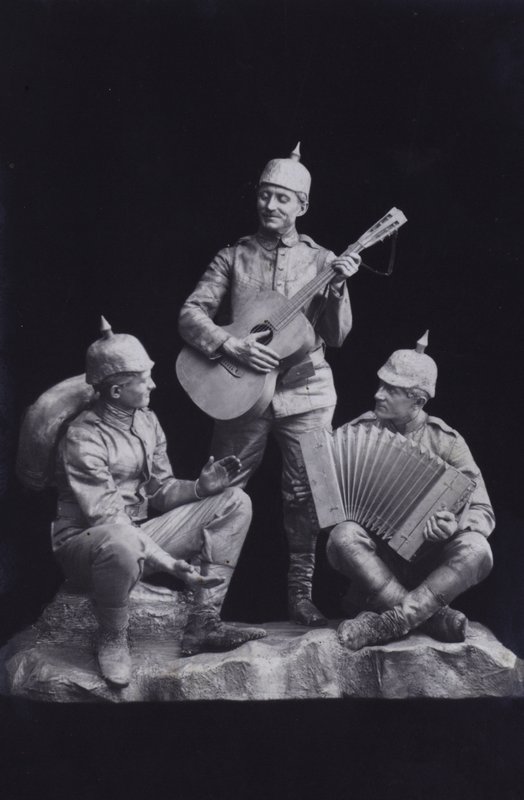Veistos, joka esittää ryhmää ensimmäisen maailmansodan saksalaisia sotilaita soittamassa musiikkia (m/w kuva) tekijältä Photographer German