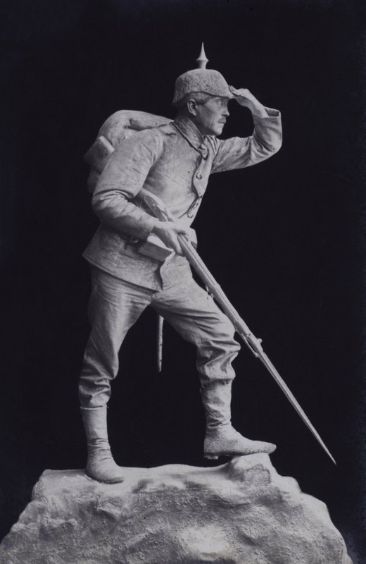 Veistos ensimmäisen maailmansodan saksalaissotilasta katselemassa taistelukentän poikki (m/w kuva) tekijältä Photographer German