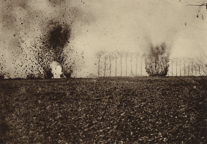 Ammuksia räjähtämässä St Vaast Woodin edessä lähellä Arrasia Ranskassa, ensimmäinen maailmansota tekijältä Photographer German