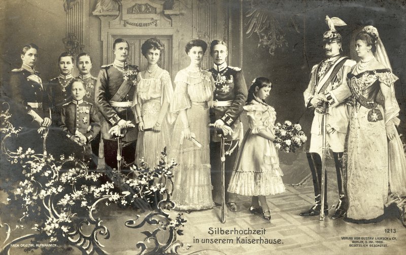 Keisari Wilhelm II:n ja Saksan keisarinna Augusta Victorian hopeiset häät tekijältä Photographer German