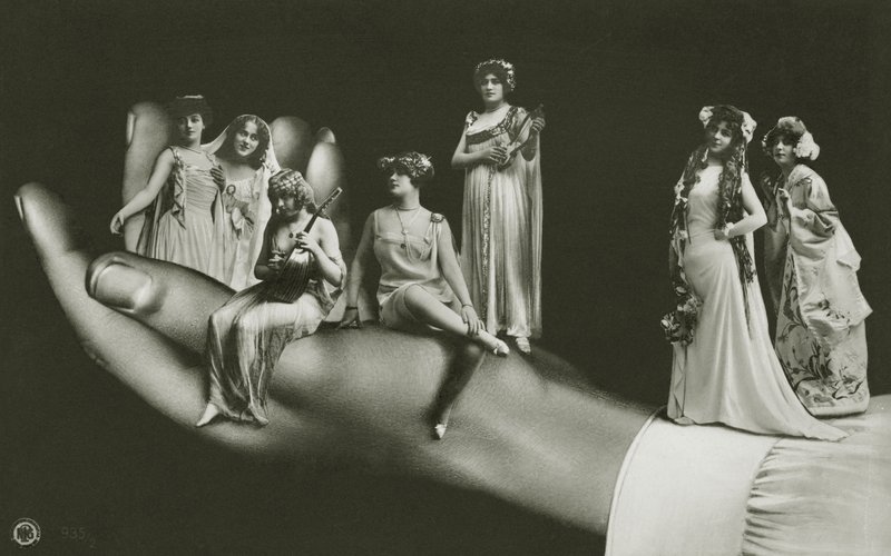 Surrealistinen käsi kädessä valikoituja naisia (m/w kuva) tekijältä Photographer German