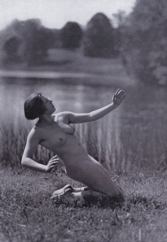 Kaunis keho, fyysinen kulttuuri naisille (s/w valokuva) tekijältä Photographer German