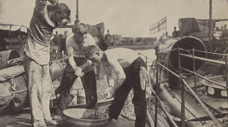 Päivittäinen pesu saksalaisessa torpedoveneessä (m/v kuva) tekijältä Photographer German