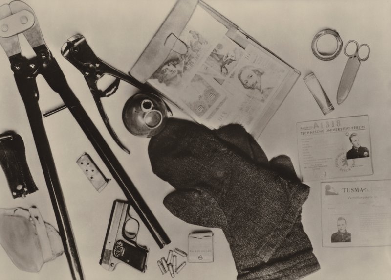 Länsi-Berliinistä 9. joulukuuta 1961 tunkeutuneen terroristin Wohlfarthin laitteet... (valkovalkoinen kuva) tekijältä Photographer German